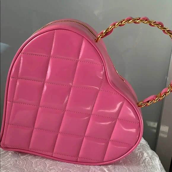 CHANEL Heart shape Runway Bag 💖 SUPER RARE - Picture 2 of 5